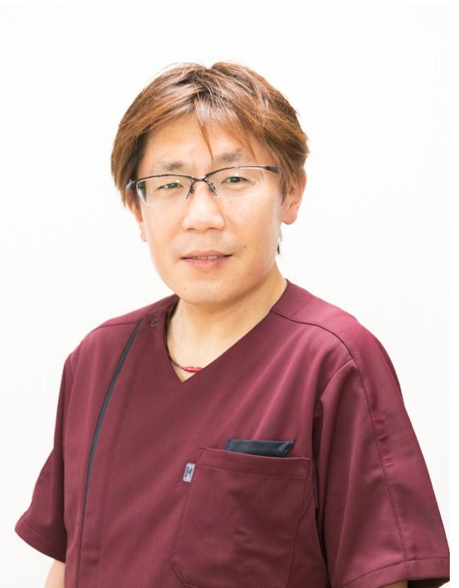 院長原正浩

日本大学松戸歯学部卒業。大学病院に15年ほど勤務し、専門とする歯科口腔外科を中心に多様な歯科疾患の診療に携わる。その後、フリーランスの歯科医師として幅広く研鑽を積み、2022年に同院を継承。祖父から父、兄と続いてきた同院の4代目院長として、小さな技工物なら院内に併設された歯科技工室で自ら作製し、一人ひとりに合わせた丁寧な診療を行っている。